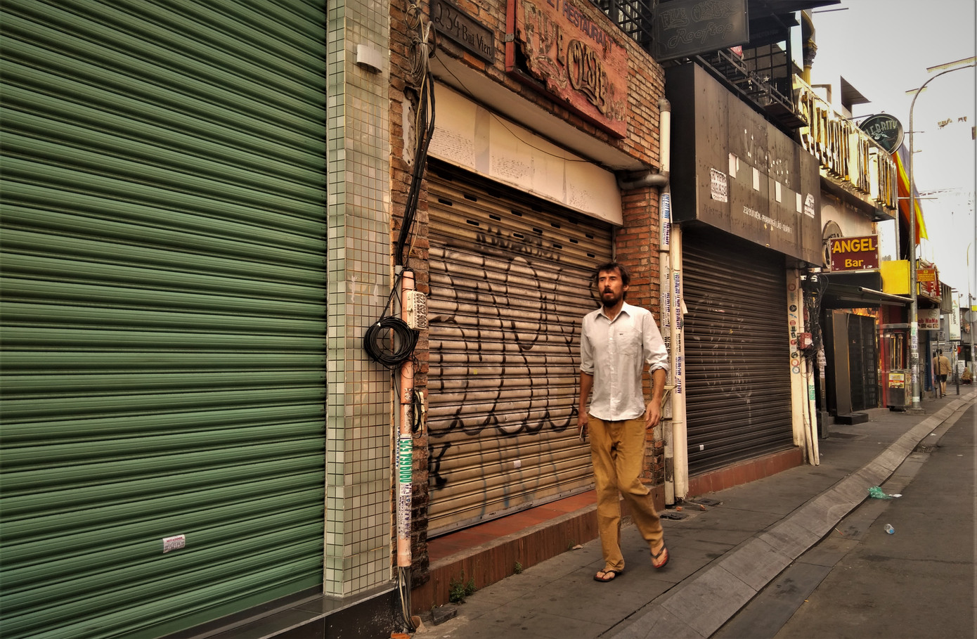 Phố Tây ngày cuối năm 'đóng cửa' phòng chống COVID-19 ảnh 1