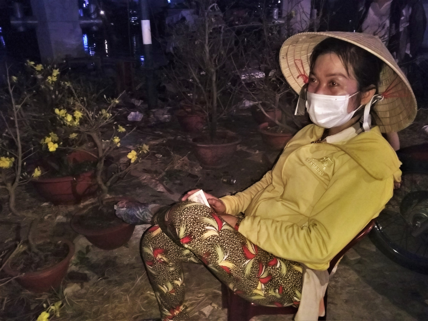 Đêm giao thừa người TPHCM soi đèn mua hoa Tết giải cứu nông dân ảnh 11