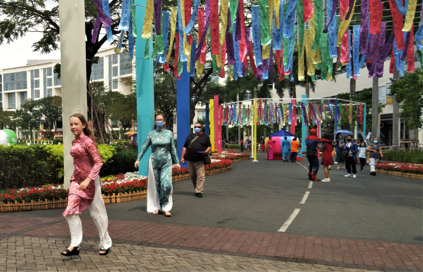 Độc đáo đường xuân đa quốc tịch lần đầu tiên tổ chức ở TPHCM ảnh 6