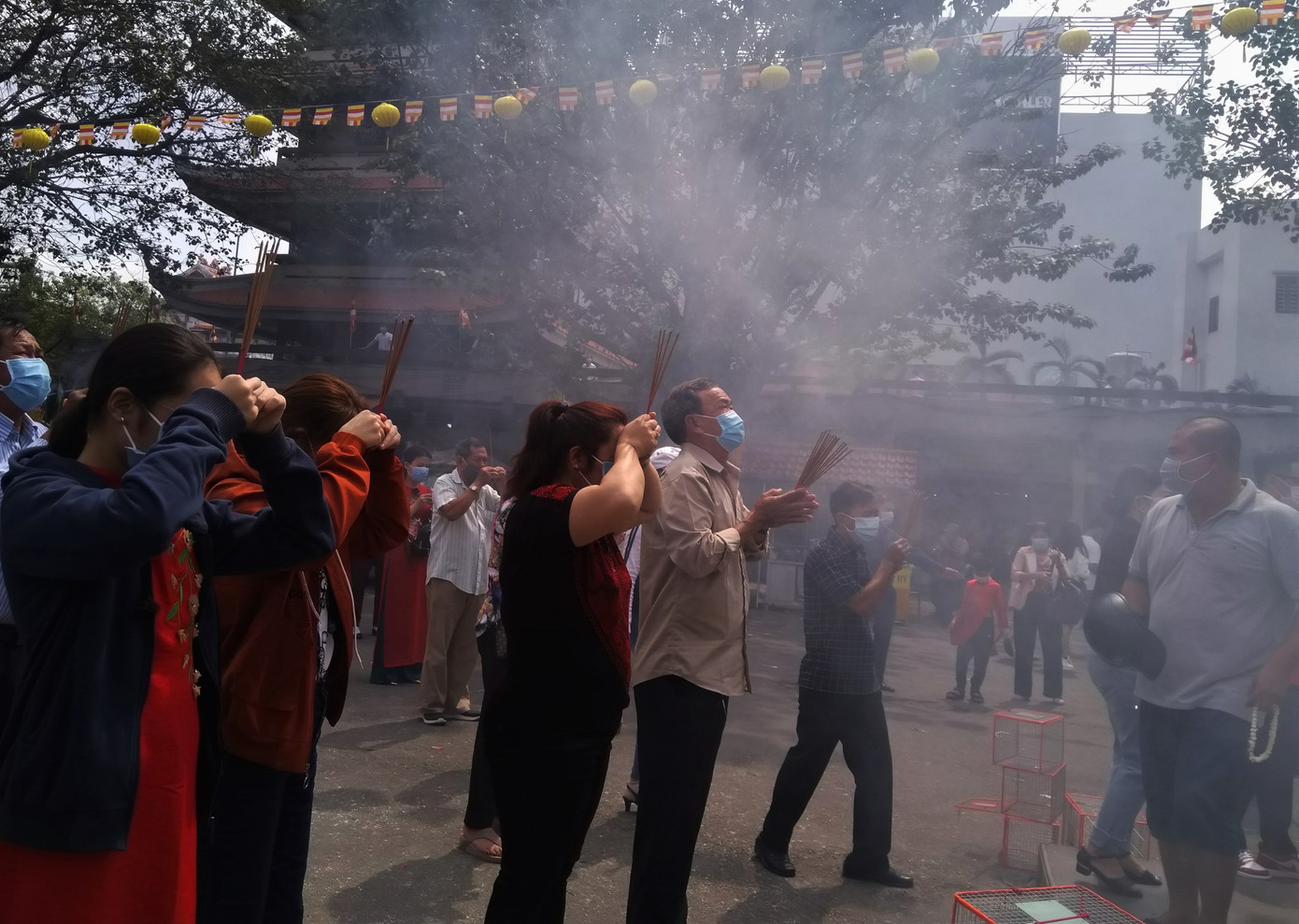 Người Sài Gòn xếp hàng dài đánh chuông ngày đầu năm mới ảnh 5