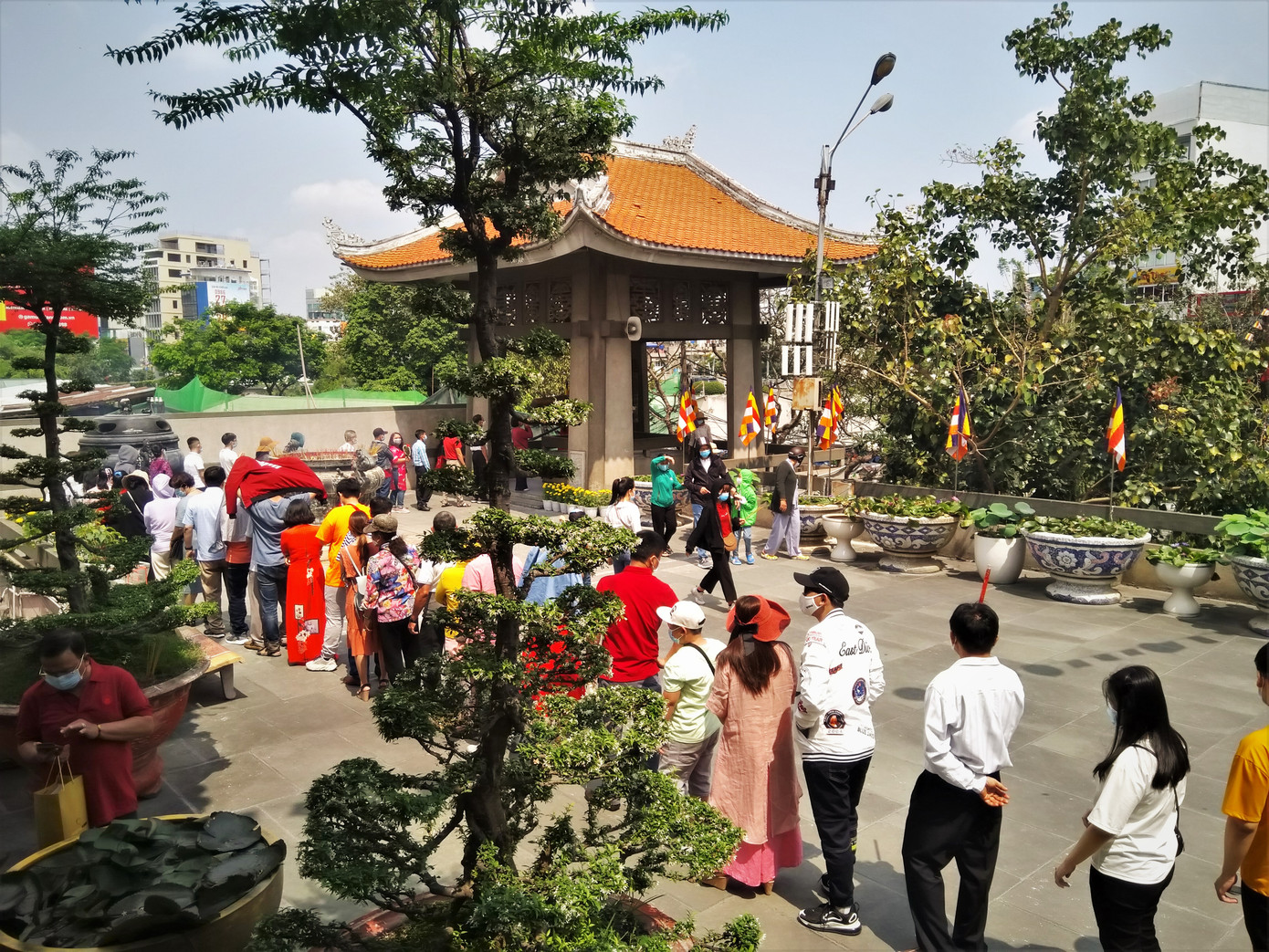 Người Sài Gòn xếp hàng dài đánh chuông ngày đầu năm mới ảnh 1