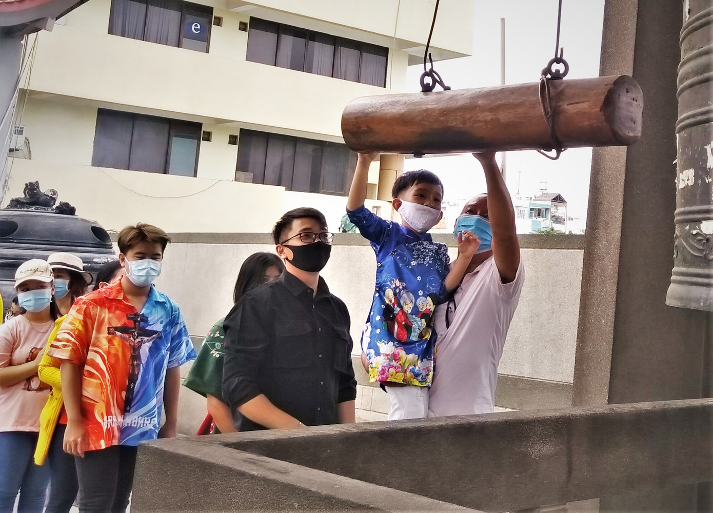 Người Sài Gòn xếp hàng dài đánh chuông ngày đầu năm mới ảnh 3