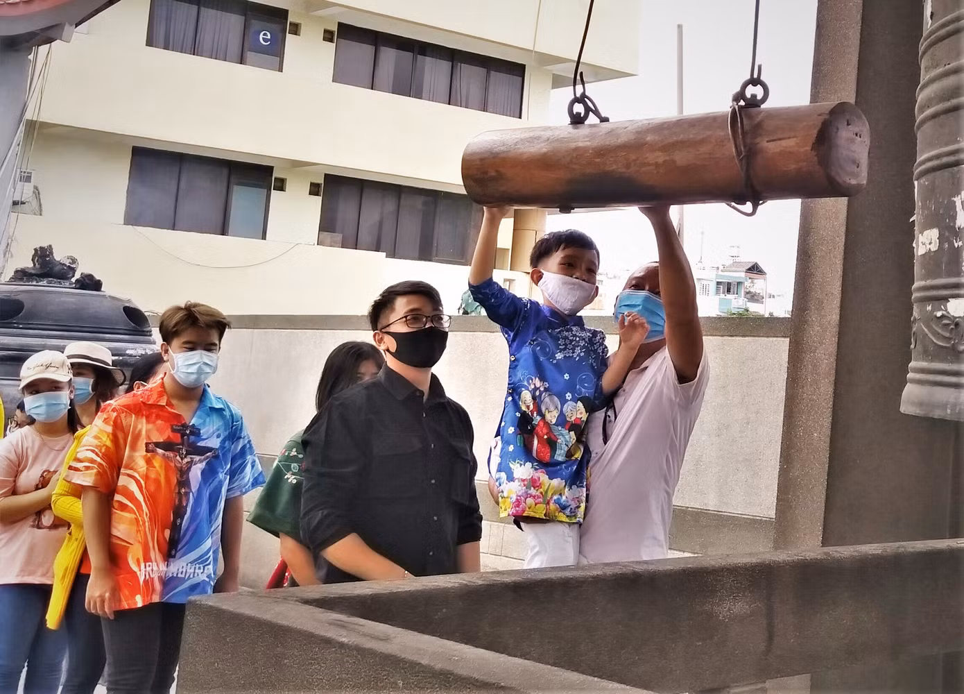 Người Sài Gòn xếp hàng dài đánh chuông ngày đầu năm mới ảnh 3