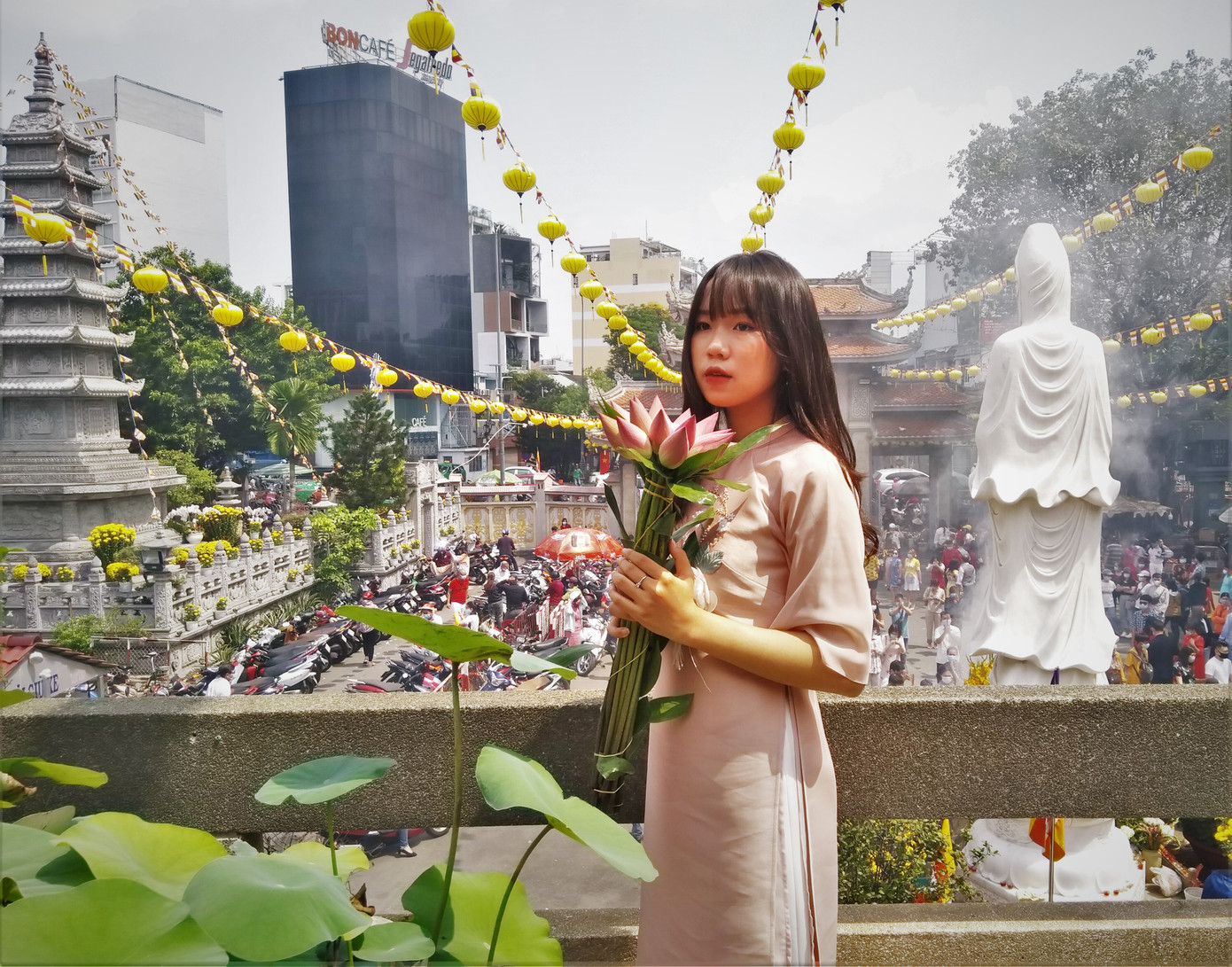 Người Sài Gòn xếp hàng dài đánh chuông ngày đầu năm mới ảnh 6