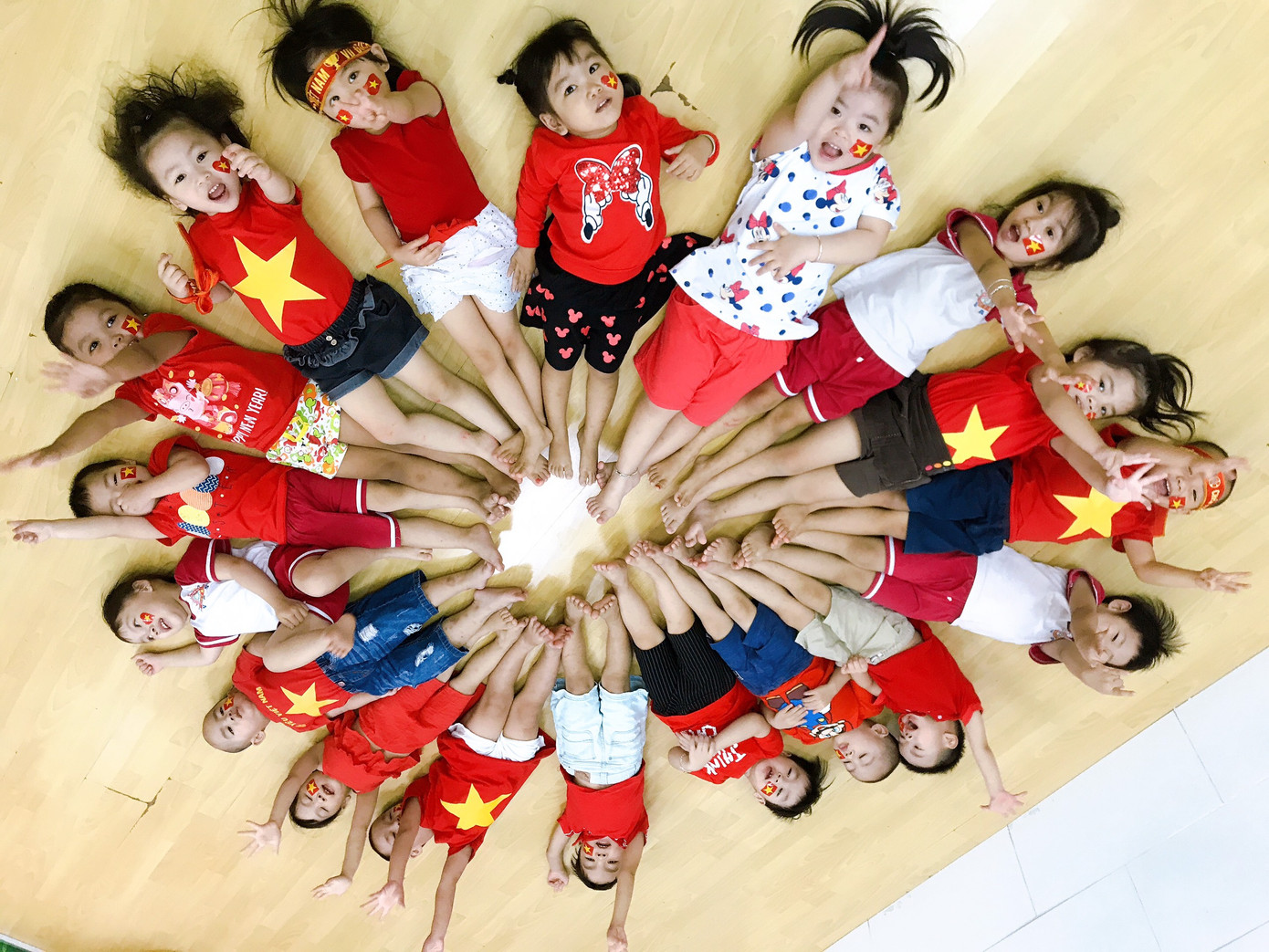 Học sinh tiểu học TPHCM diện áo cờ đỏ sao vàng tiếp lửa cho U22 Việt Nam ảnh 12