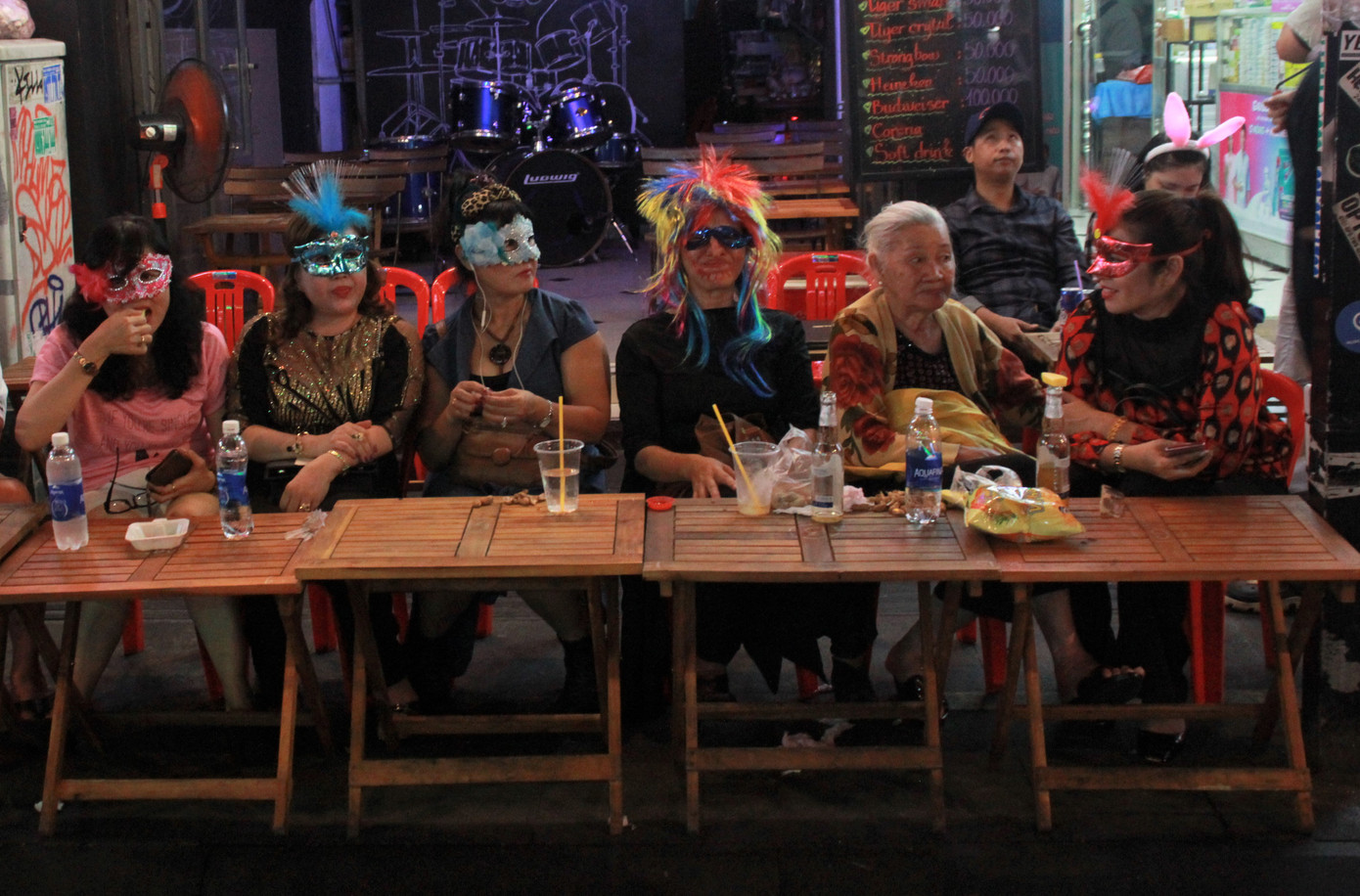 Muôn kiểu hóa trang “hết hồn” đổ về phố Bùi Viện chơi hội Halloween ảnh 21