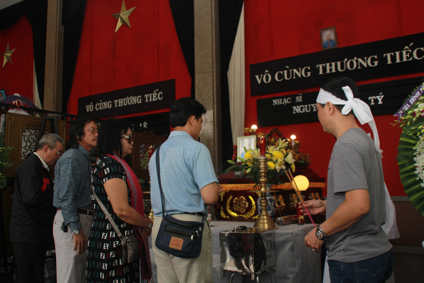 NSND Trần Hiếu, Trần Long Ẩn và đồng nghiệp đến tiễn biệt nhạc sỹ Nguyễn Văn Tý ảnh 4