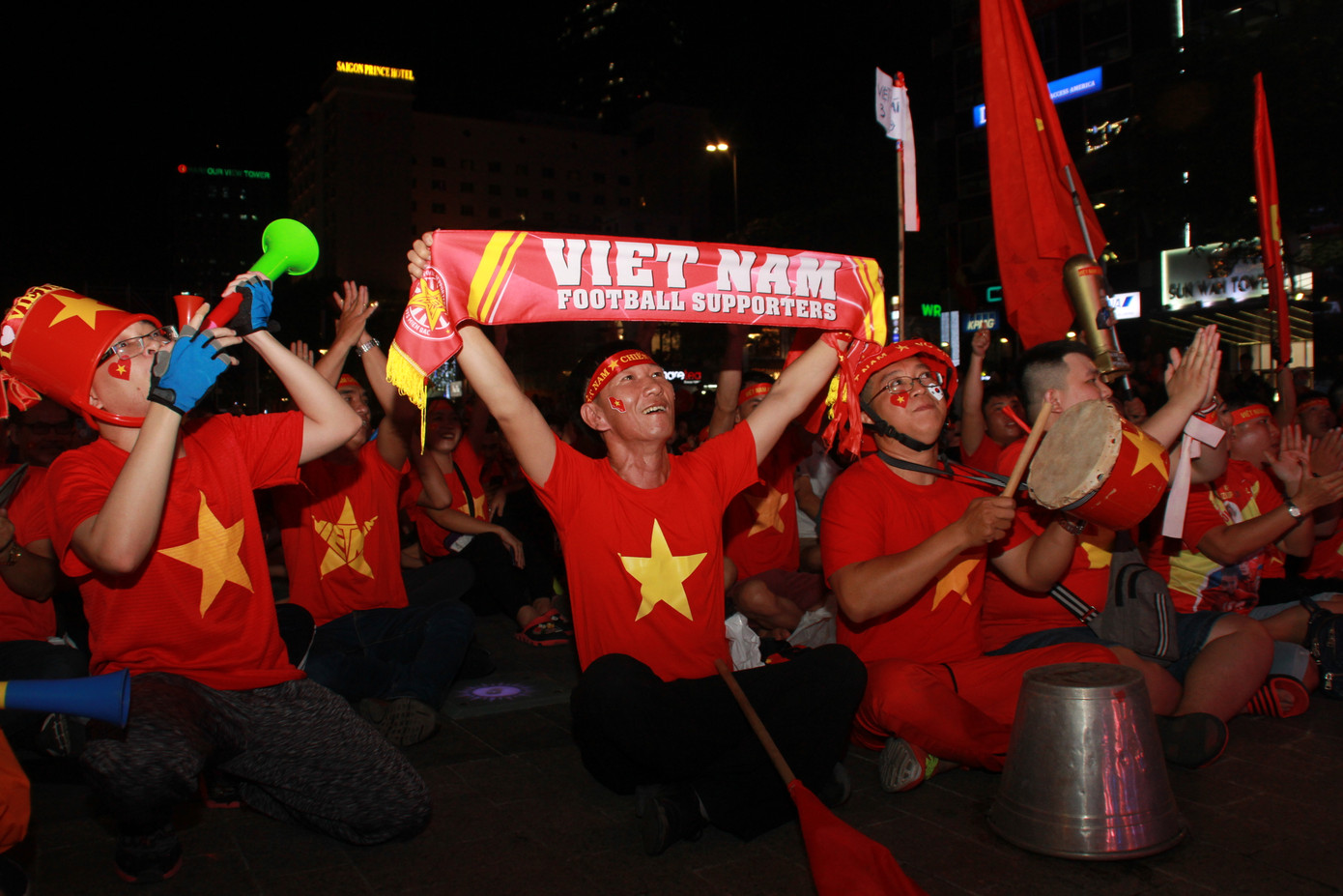 Việt Nam đấu Thái Lan, vạn người nhuộm đỏ phố Nguyễn Huệ ảnh 2