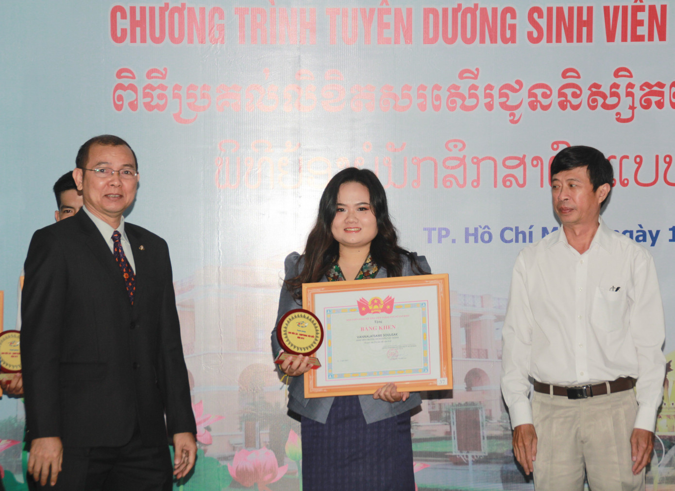 Khen thưởng 86 sinh viên Lào, Campuchia nỗ lực học tập, tích cực tham gia hoạt động phong trào ảnh 3