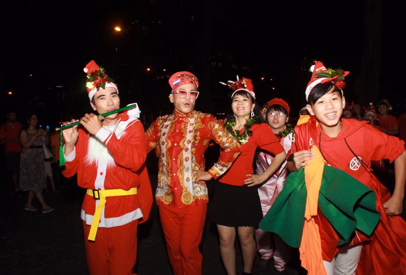 MC Thanh Bạch nhảy múa Giáng sinh tưng bừng, gây 'náo loạn' đường phố ảnh 10
