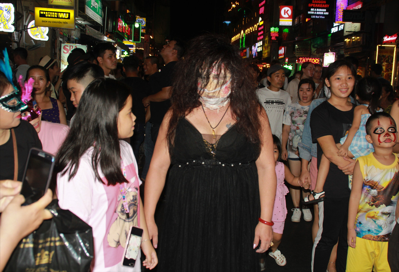 Muôn kiểu hóa trang “hết hồn” đổ về phố Bùi Viện chơi hội Halloween ảnh 19