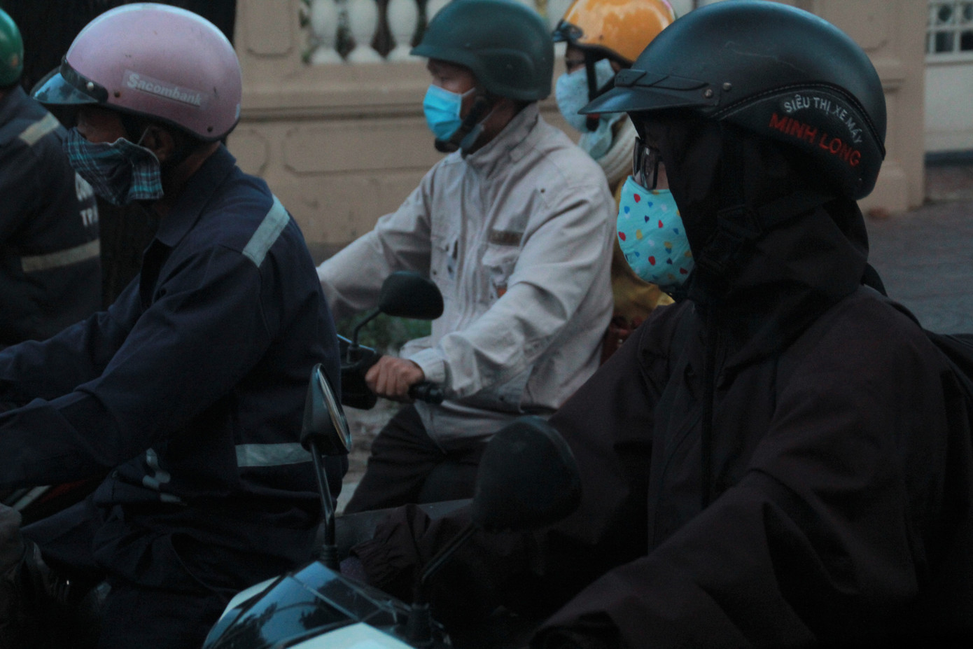 Người Sài Gòn khoác áo mưa, quấn khăn... chống lạnh buổi sáng ảnh 13