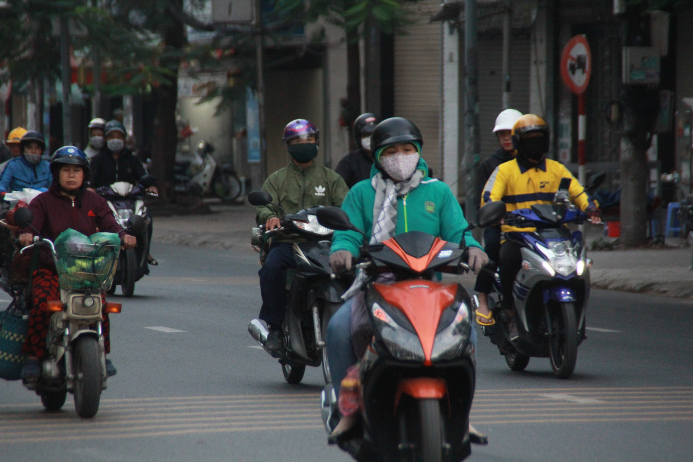 Người Sài Gòn khoác áo mưa, quấn khăn... chống lạnh buổi sáng ảnh 2