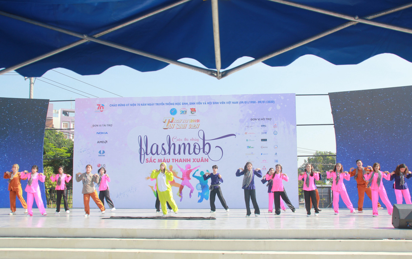 Bạn trẻ sôi nổi nhảy flashmob, ca hát, thi tài robot... ở ngày hội Tân sinh viên ảnh 2