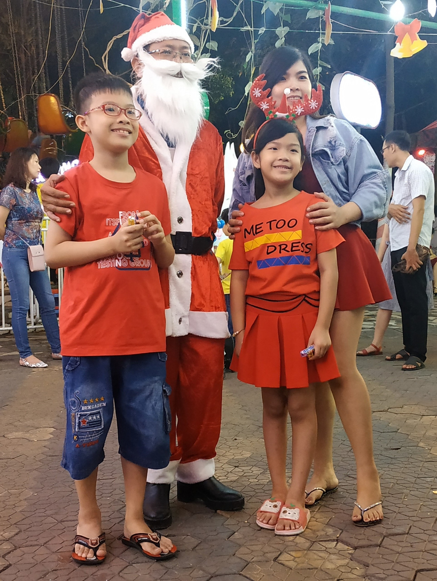 Bố mẹ đưa con đến check-in ở biệt thự lộng lẫy của Đàm Vĩnh Hưng đêm Noel ảnh 8