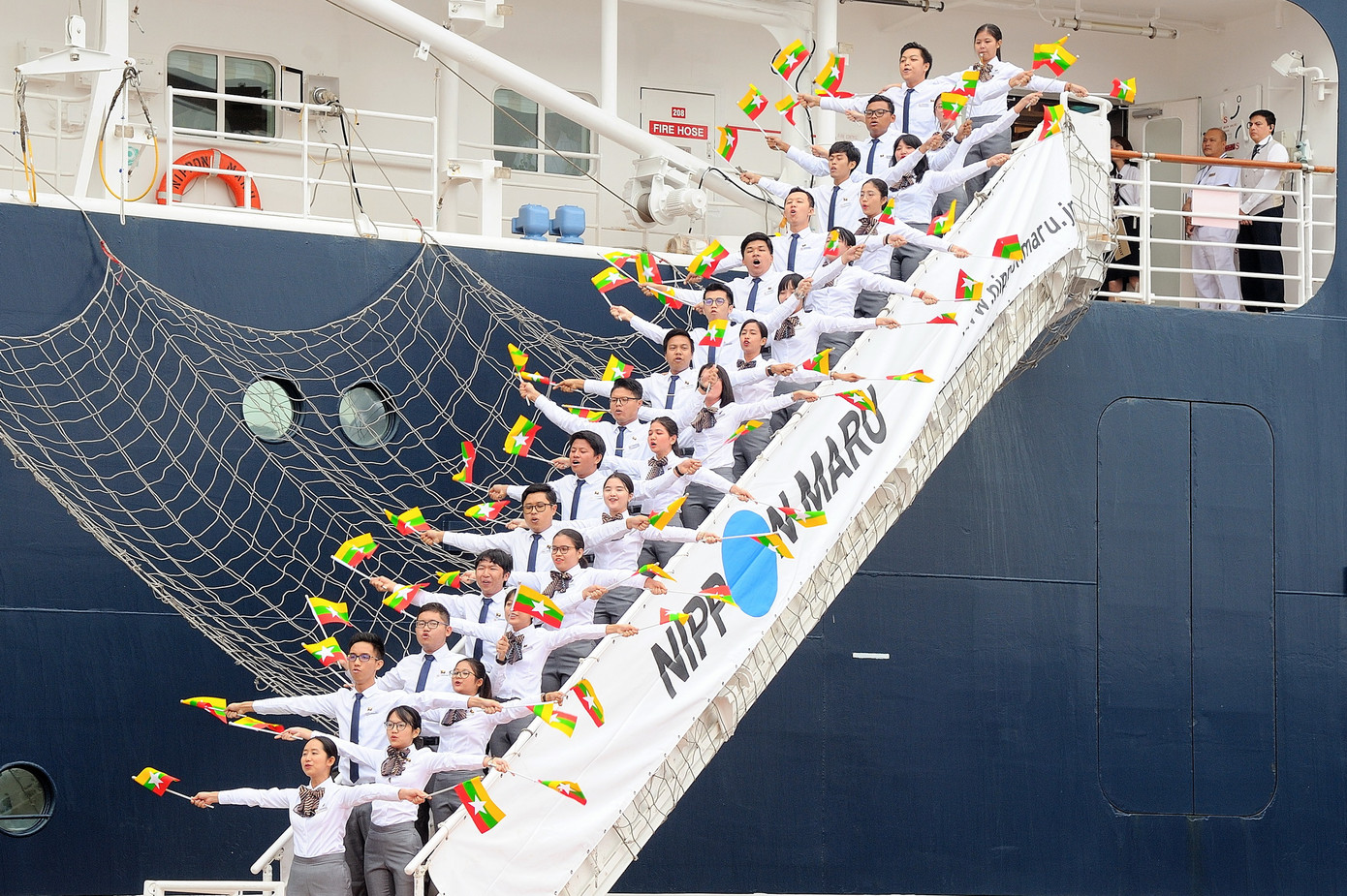 Đại biểu Tàu Thanh niên Đông Nam Á - Nhật Bản bắt đầu lưu giữ kỷ niệm tại TPHCM ảnh 8