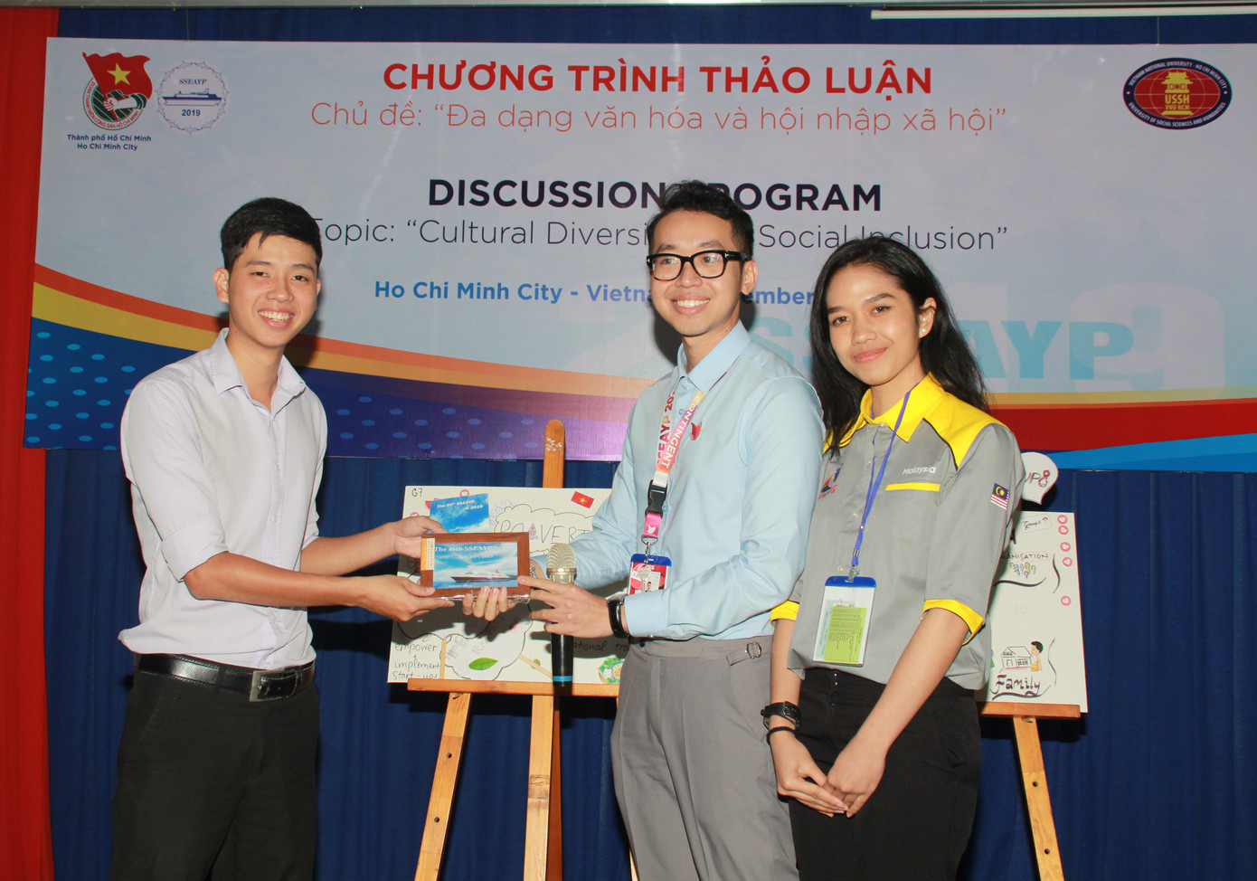 Đại biểu Tàu Thanh niên Đông Nam Á-Nhật Bản học kết lá dừa, tìm hiểu nón lá Việt ảnh 5