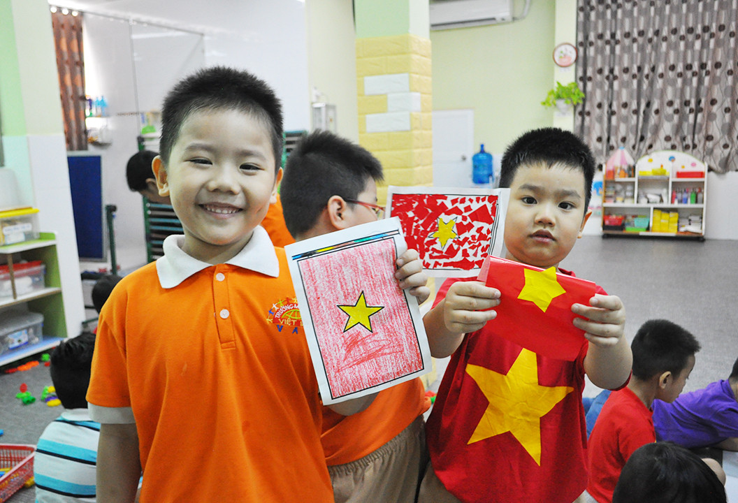 Học sinh tiểu học TPHCM diện áo cờ đỏ sao vàng tiếp lửa cho U22 Việt Nam ảnh 9