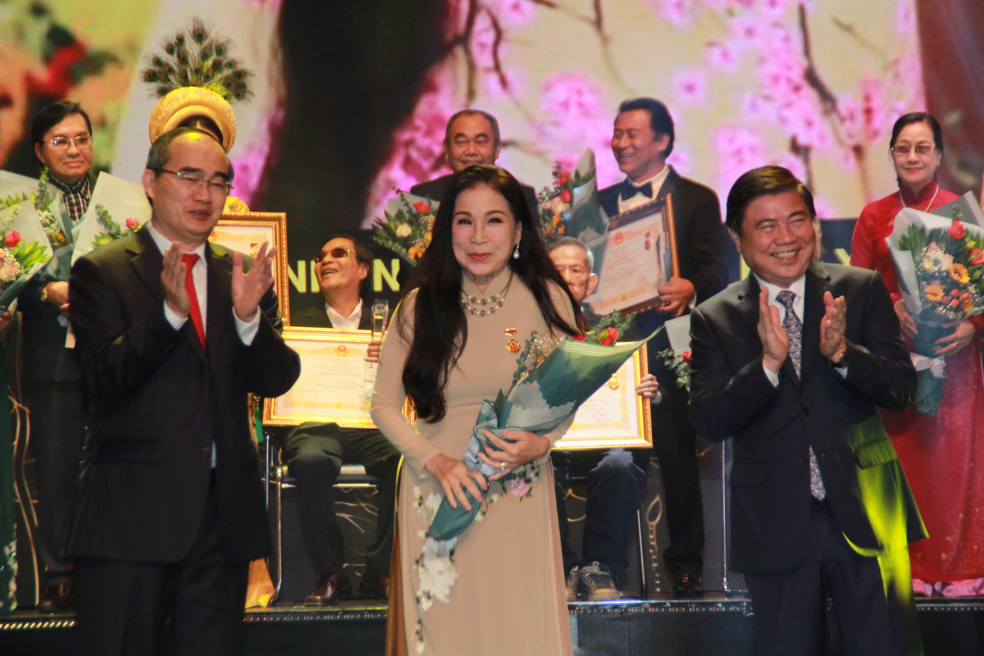 Minh Vương, Thanh Tuấn cùng dàn nghệ sĩ tề tựu ở lễ vinh danh ảnh 4