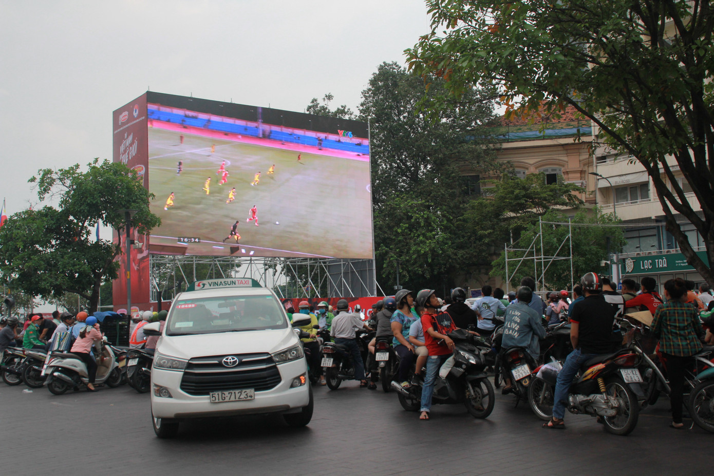 Lên phố đi bộ ủng hộ U22 Việt Nam ra quân ở SEA Games 30 ảnh 5