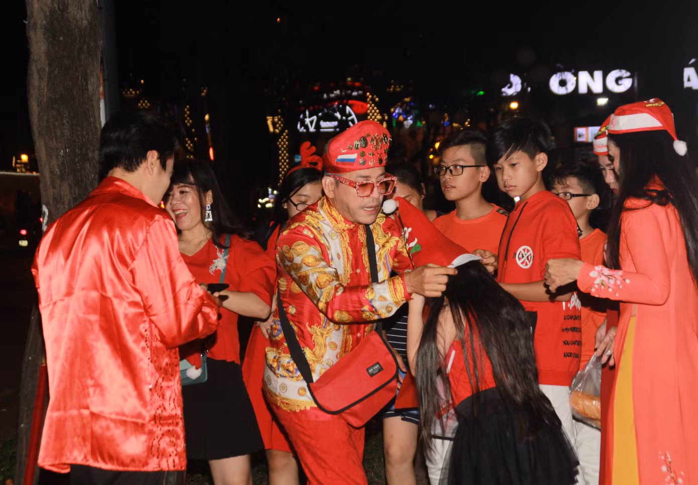 MC Thanh Bạch nhảy múa Giáng sinh tưng bừng, gây 'náo loạn' đường phố ảnh 1