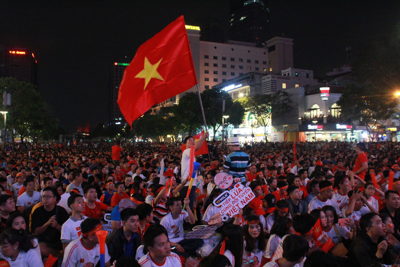 Biển người tiếp lửa U22 Việt Nam trận đại thắng U22 Campuchia ảnh 4