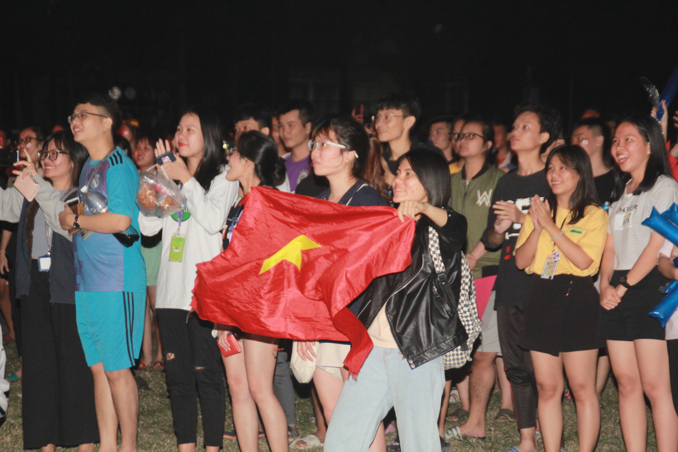 Hàng ngàn sinh viên TPHCM vỡ òa với chiến thắng ngọt ngào của tuyển Việt Nam ảnh 15