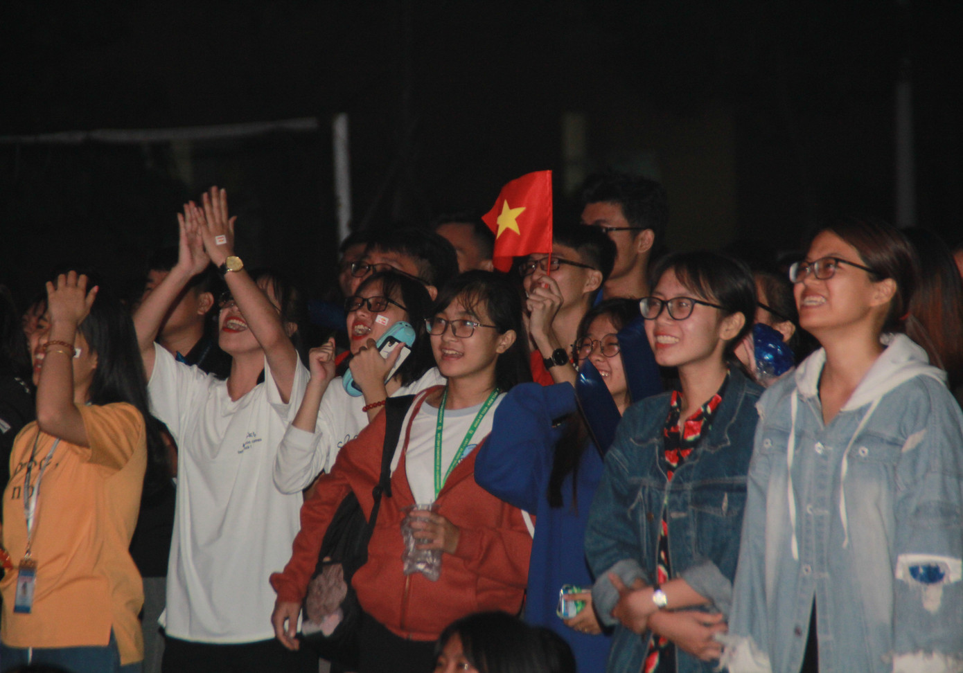 Hàng ngàn sinh viên TPHCM vỡ òa với chiến thắng ngọt ngào của tuyển Việt Nam ảnh 14