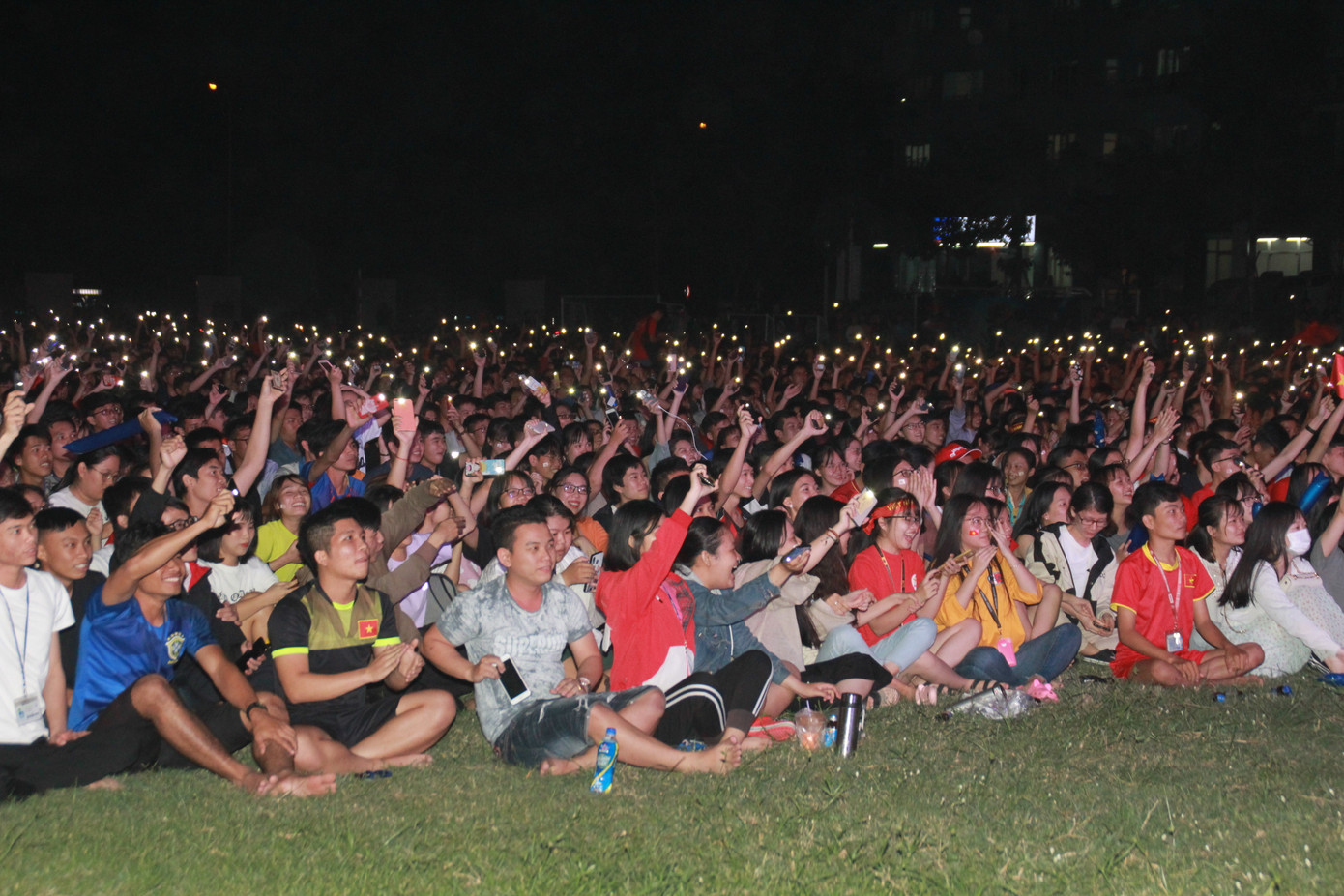 Hàng ngàn sinh viên TPHCM vỡ òa với chiến thắng ngọt ngào của tuyển Việt Nam ảnh 3