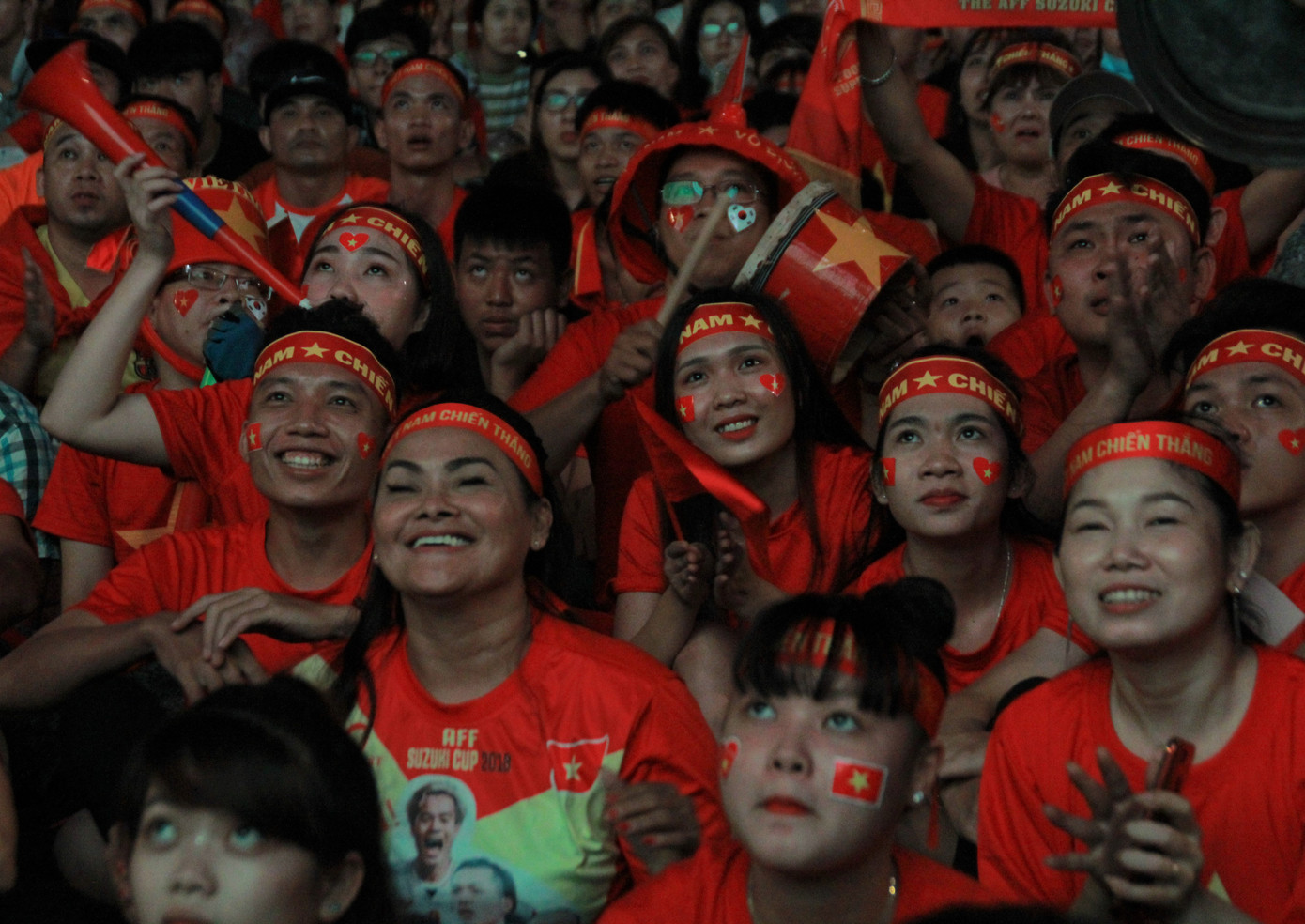 Việt Nam đấu Thái Lan, vạn người nhuộm đỏ phố Nguyễn Huệ ảnh 15