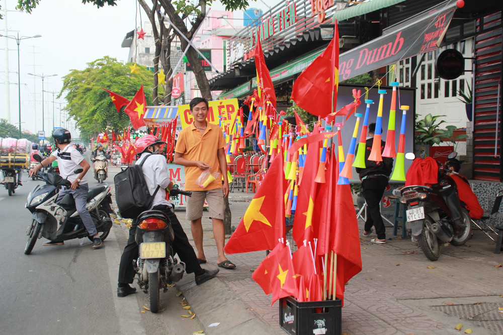 Học sinh tiểu học TPHCM diện áo cờ đỏ sao vàng tiếp lửa cho U22 Việt Nam ảnh 16