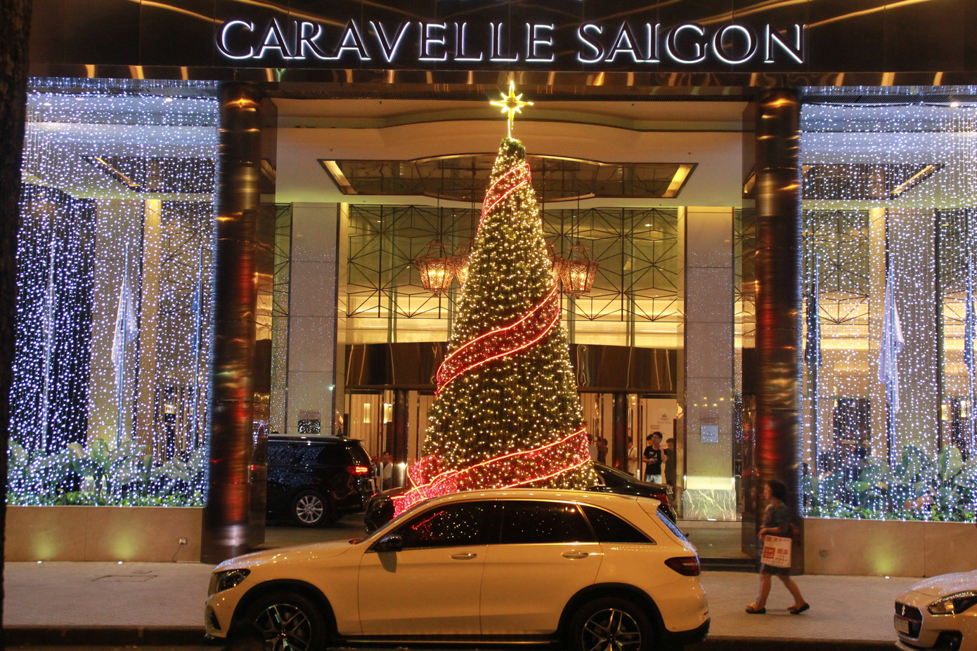 Lung linh ấm áp những cung đường góc phố Sài Gòn trước thềm Giáng sinh ảnh 15