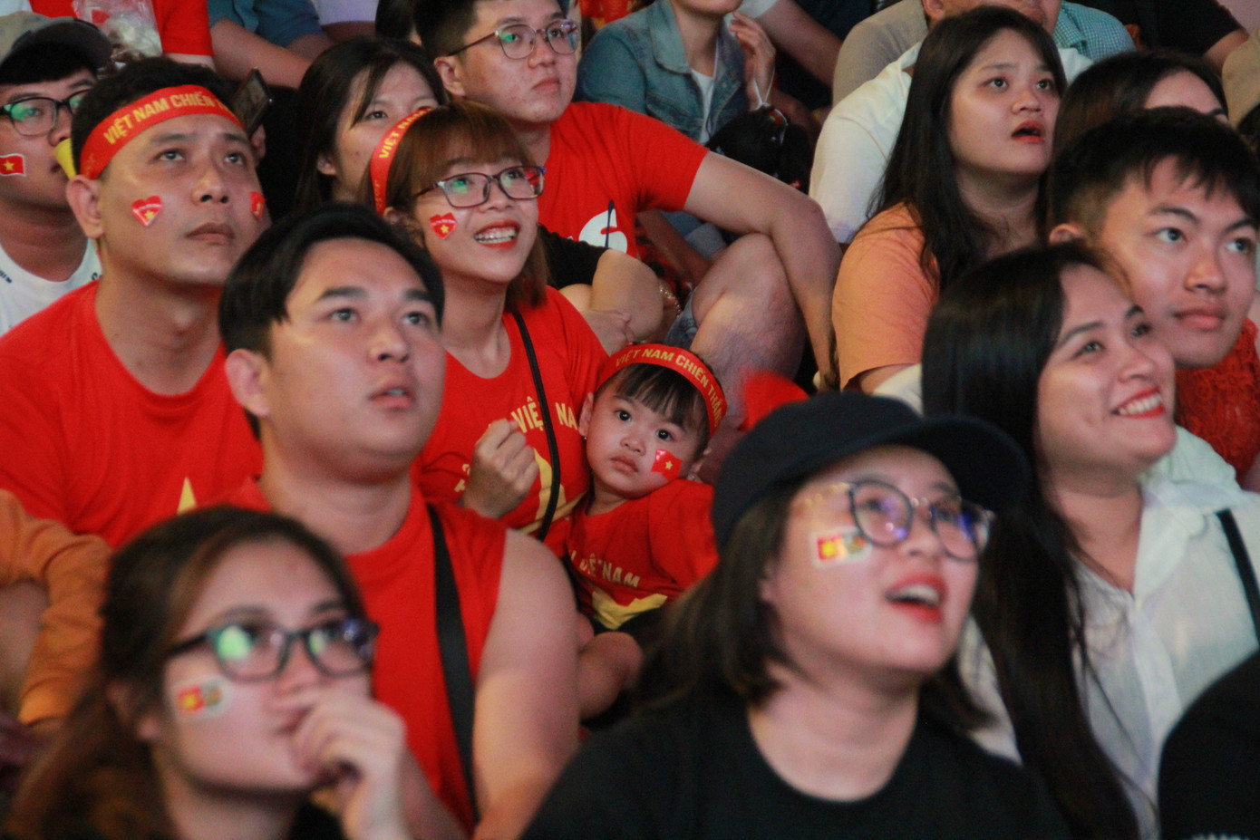 Việt Nam đấu Thái Lan, vạn người nhuộm đỏ phố Nguyễn Huệ ảnh 12