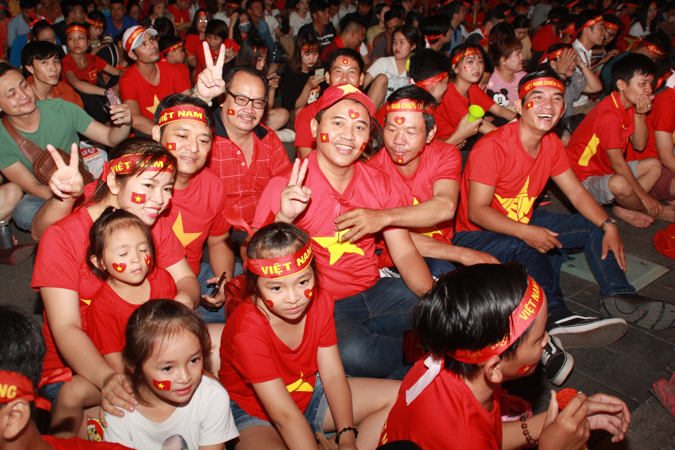 Đàm Vĩnh Hưng cùng hàng nghìn CĐV hô vang 'Việt Nam' ảnh 5