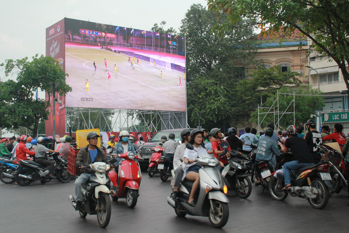 Lên phố đi bộ ủng hộ U22 Việt Nam ra quân ở SEA Games 30 ảnh 4