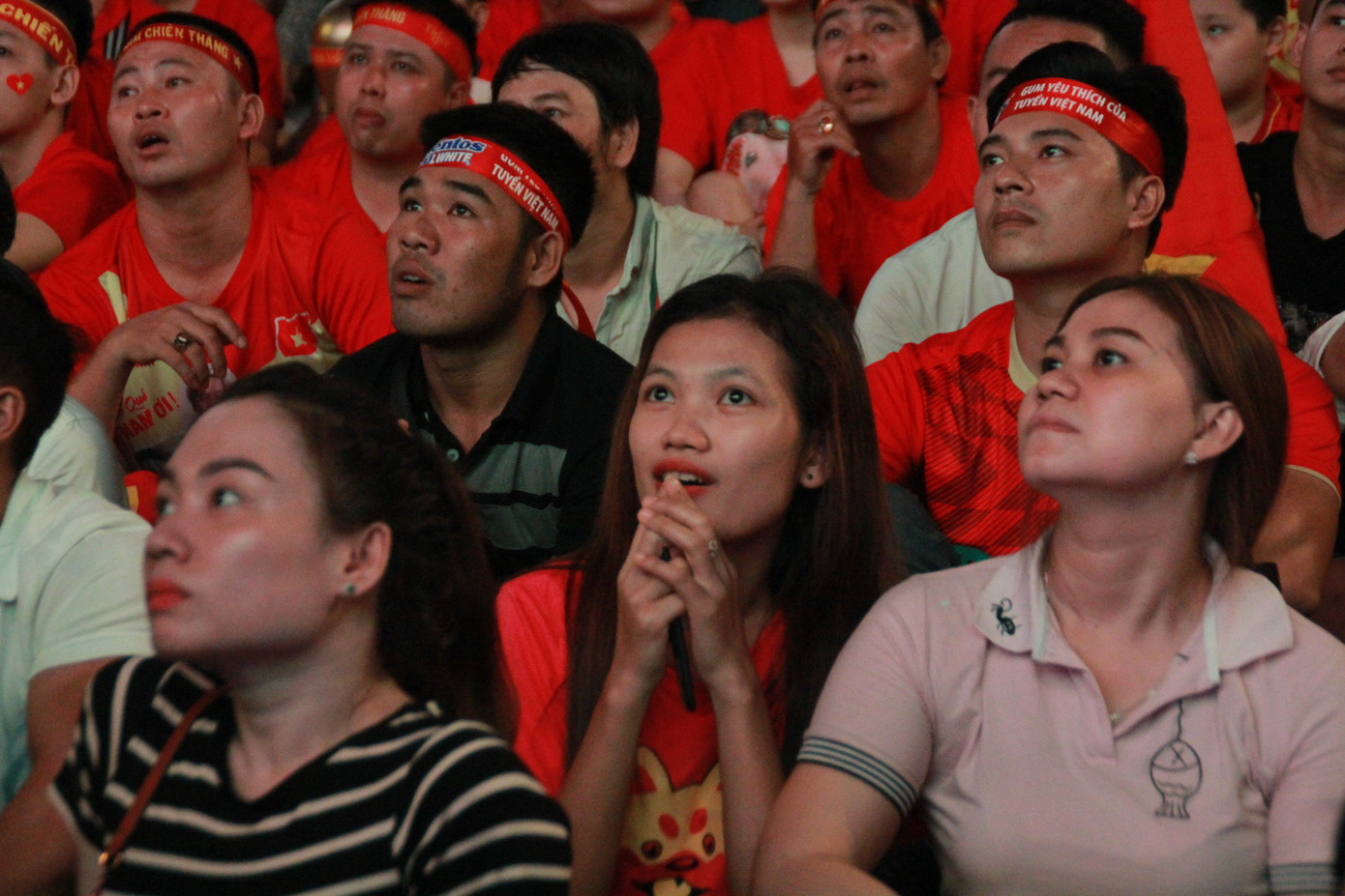 Việt Nam đấu Thái Lan, vạn người nhuộm đỏ phố Nguyễn Huệ ảnh 16