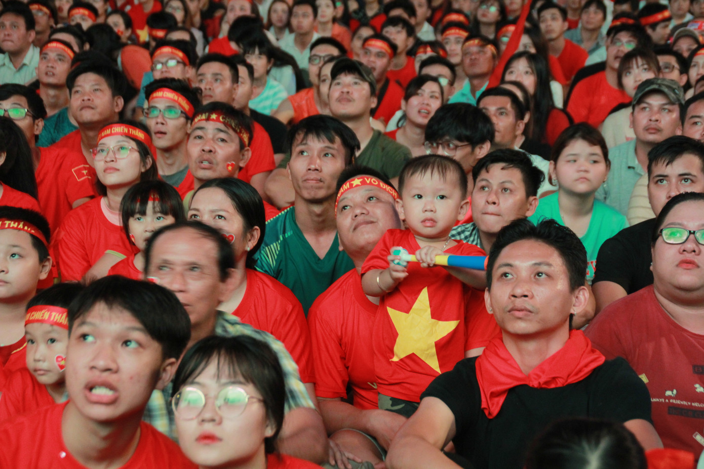 Việt Nam đấu Thái Lan, vạn người nhuộm đỏ phố Nguyễn Huệ ảnh 9