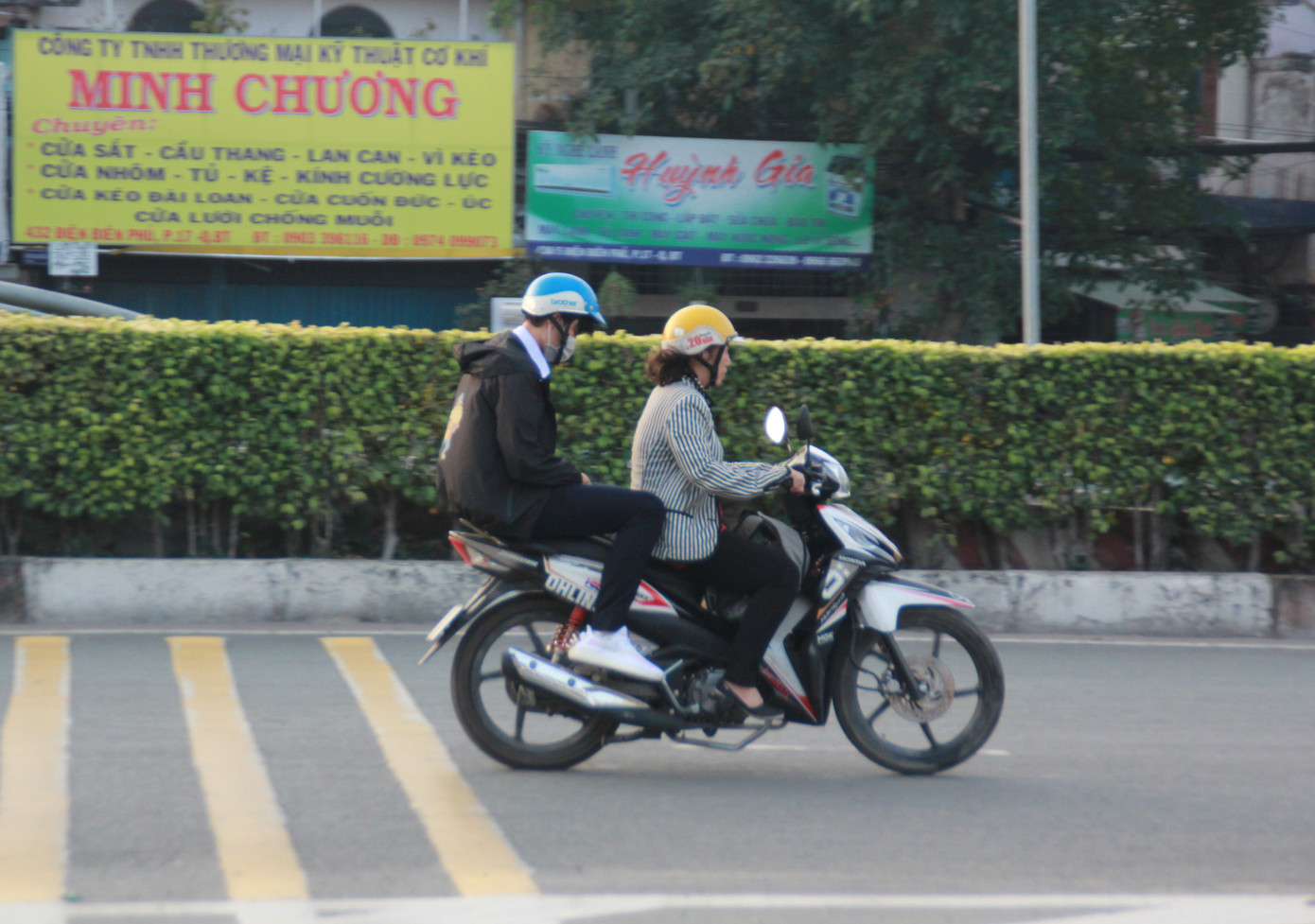 Người Sài Gòn khoác áo mưa, quấn khăn... chống lạnh buổi sáng ảnh 12