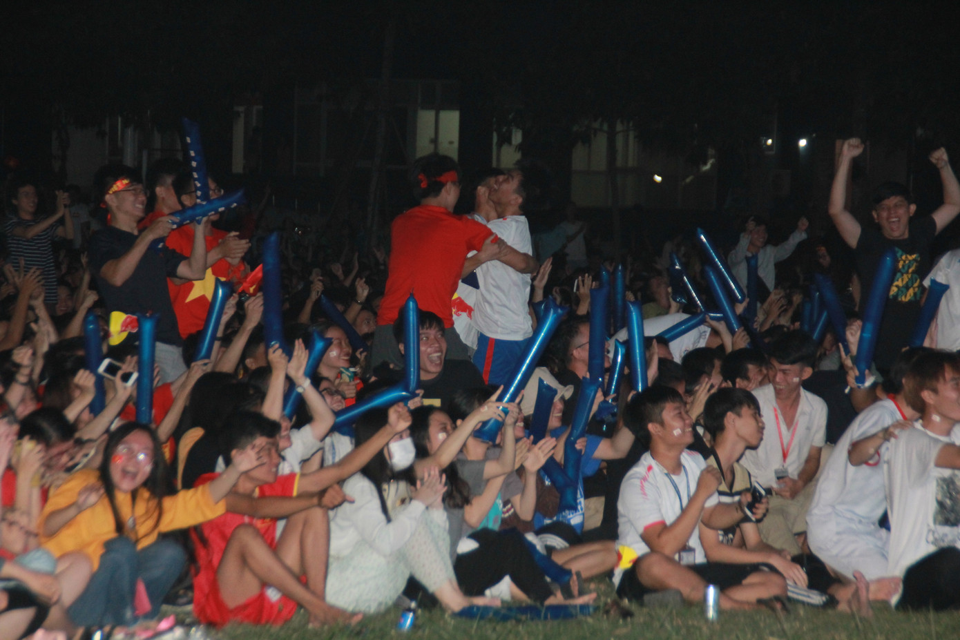 Hàng ngàn sinh viên TPHCM vỡ òa với chiến thắng ngọt ngào của tuyển Việt Nam ảnh 12