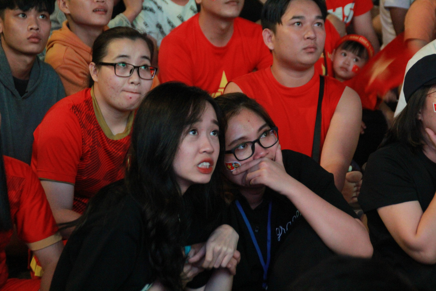 Việt Nam đấu Thái Lan, vạn người nhuộm đỏ phố Nguyễn Huệ ảnh 14