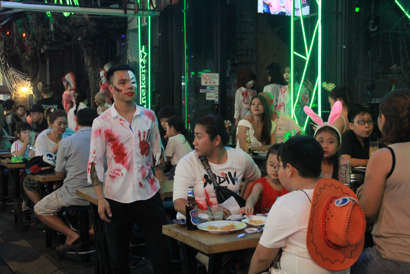 Muôn kiểu hóa trang “hết hồn” đổ về phố Bùi Viện chơi hội Halloween ảnh 9