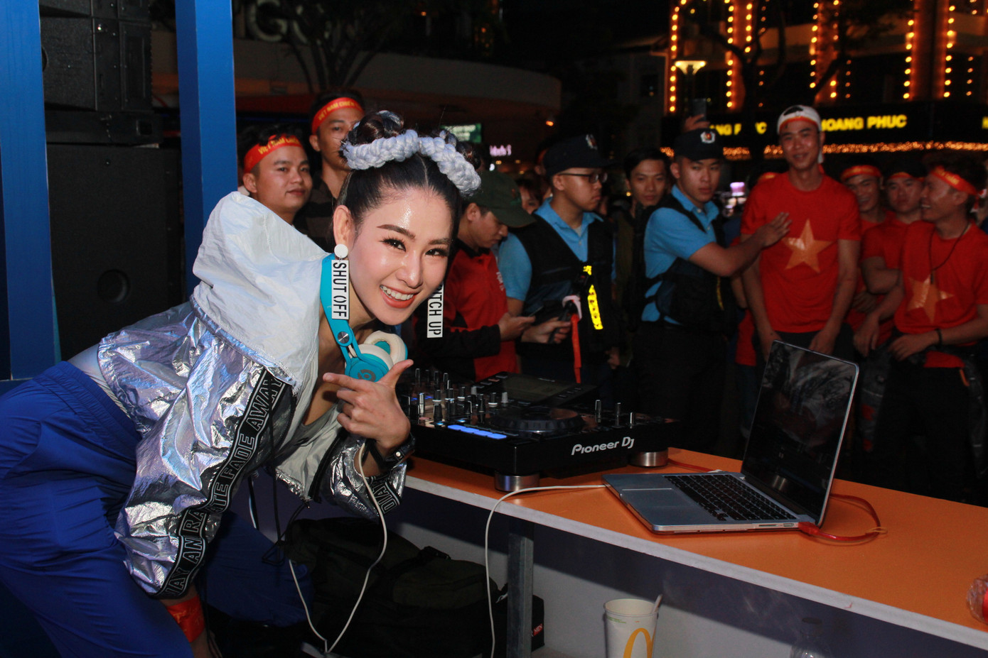 Nữ DJ ở phố đi bộ Nguyễn Huệ khuấy động không khí trận Việt Nam - UAE ảnh 1