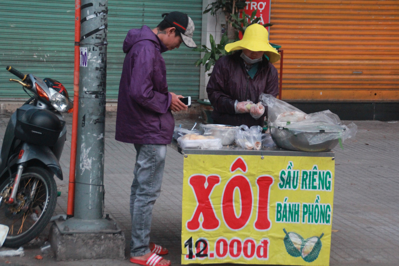 Người Sài Gòn khoác áo mưa, quấn khăn... chống lạnh buổi sáng ảnh 7