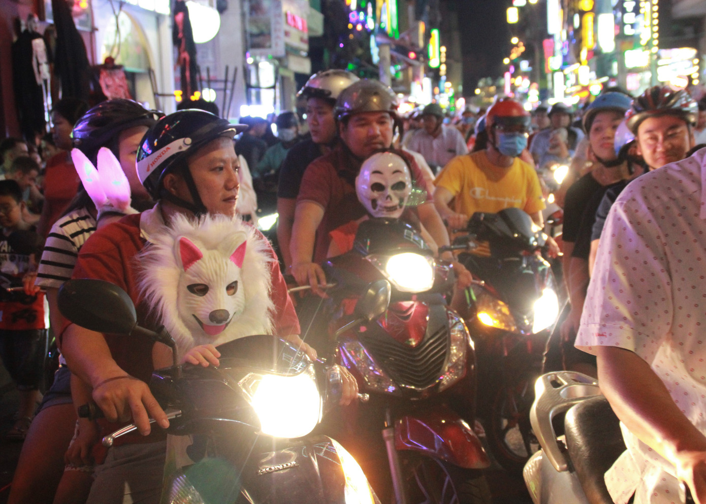 Muôn kiểu hóa trang “hết hồn” đổ về phố Bùi Viện chơi hội Halloween ảnh 2