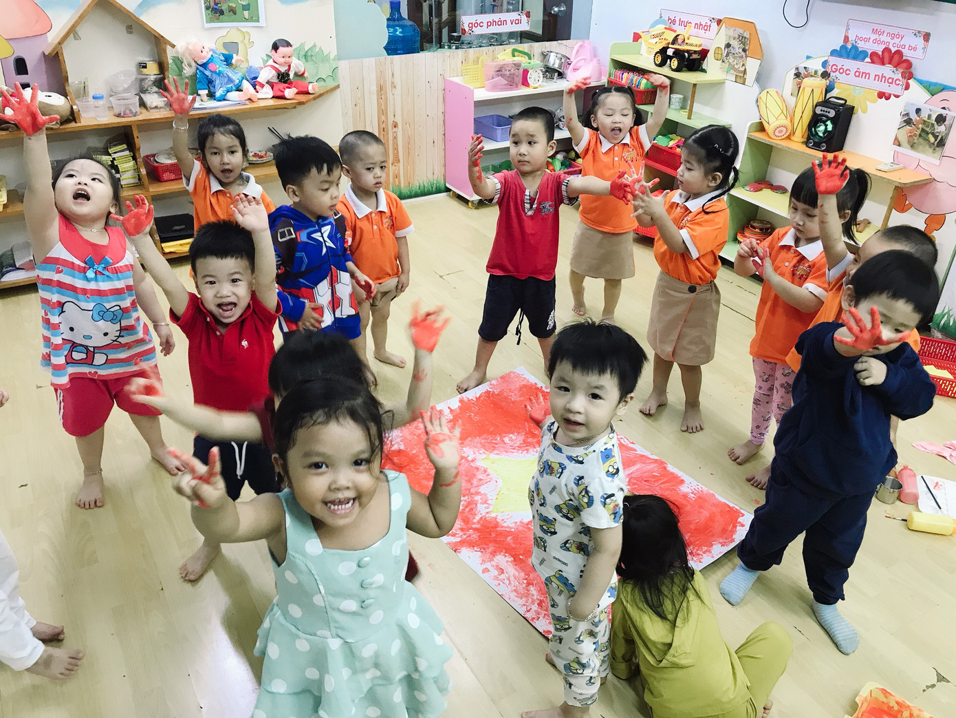 Học sinh tiểu học TPHCM diện áo cờ đỏ sao vàng tiếp lửa cho U22 Việt Nam ảnh 8