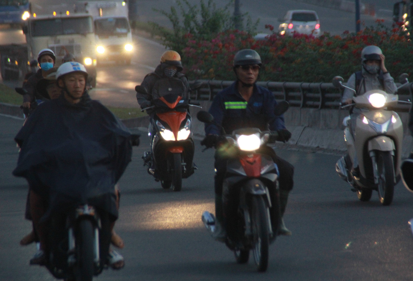 Người Sài Gòn khoác áo mưa, quấn khăn... chống lạnh buổi sáng ảnh 4