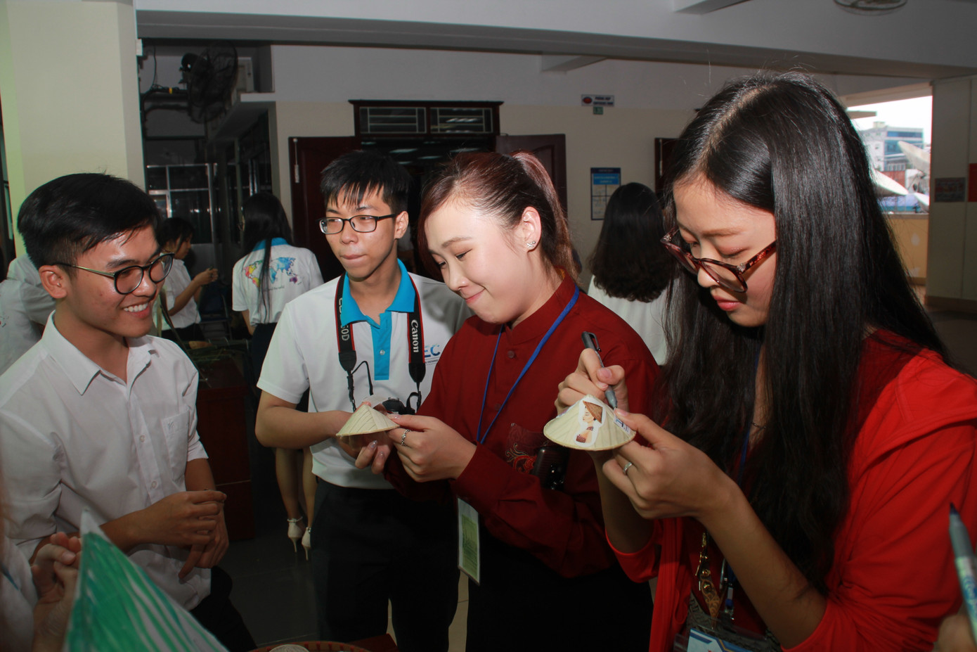 Đại biểu Tàu Thanh niên Đông Nam Á-Nhật Bản học kết lá dừa, tìm hiểu nón lá Việt ảnh 7