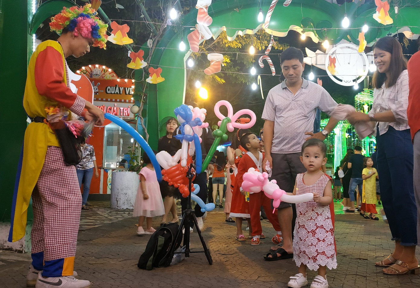 Bố mẹ đưa con đến check-in ở biệt thự lộng lẫy của Đàm Vĩnh Hưng đêm Noel ảnh 9