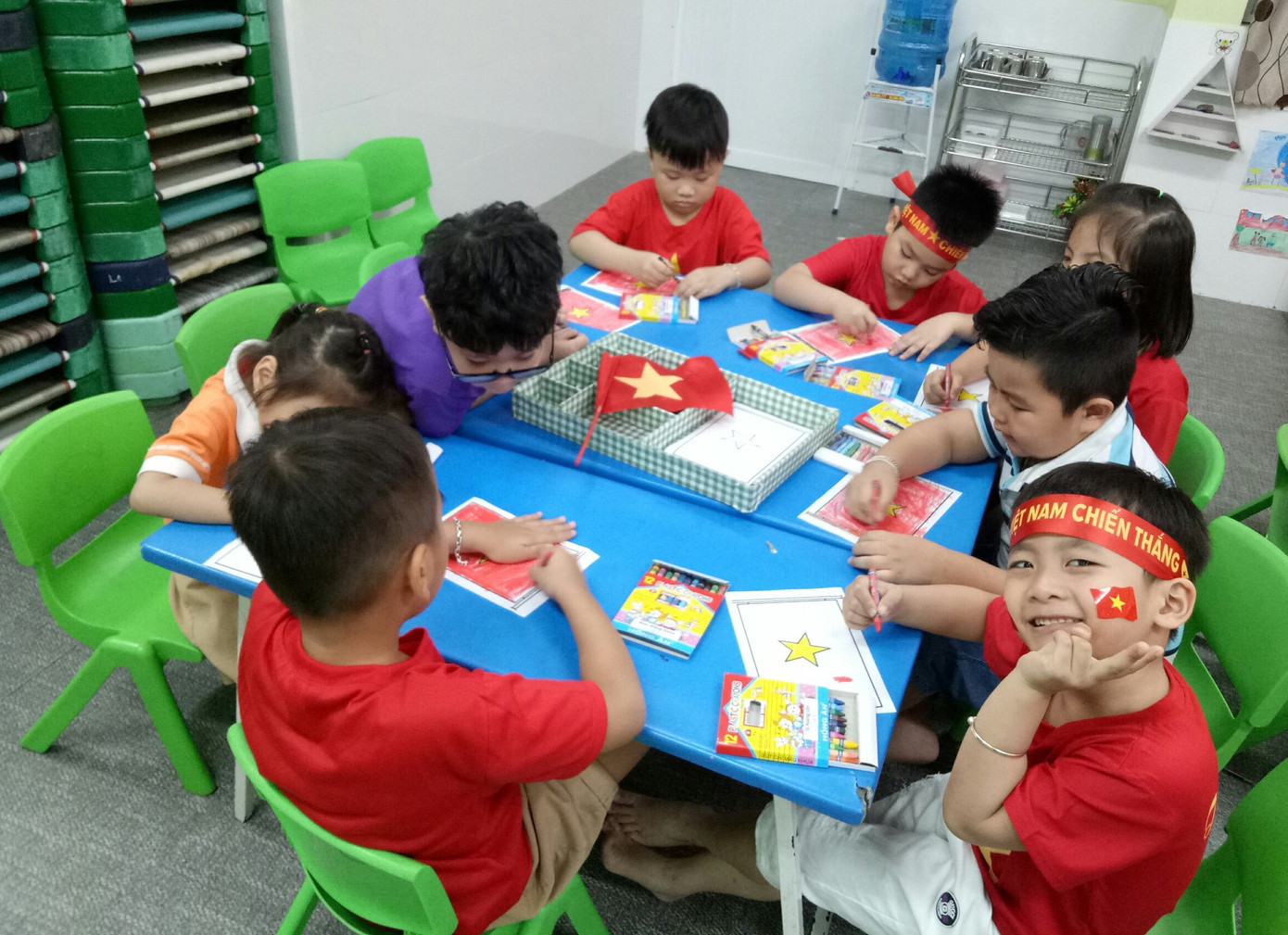 Học sinh tiểu học TPHCM diện áo cờ đỏ sao vàng tiếp lửa cho U22 Việt Nam ảnh 7