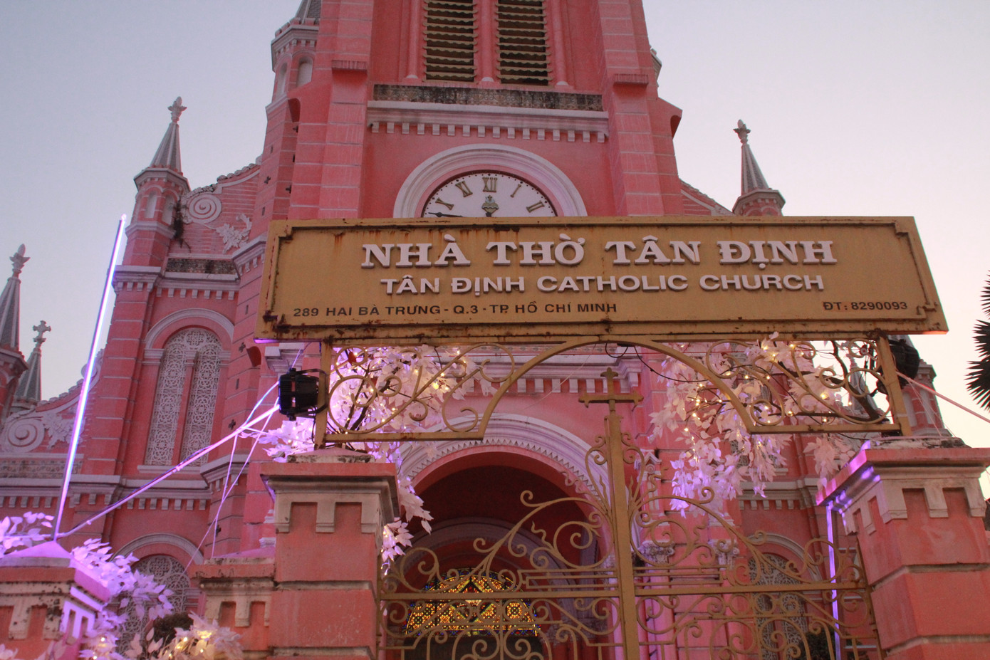 Lung linh ấm áp những cung đường góc phố Sài Gòn trước thềm Giáng sinh ảnh 1